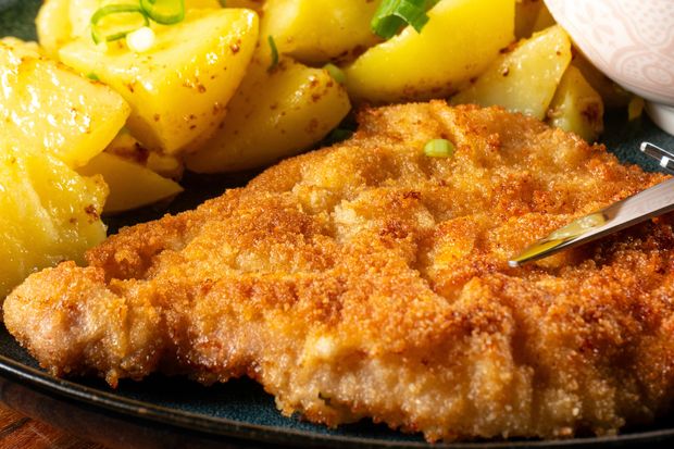Dodaj odrobinę do jajek. Panierka nie będzie odchodziła od kotleta