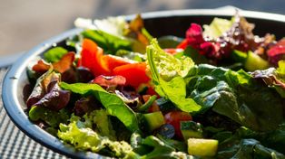 Dodaj to do sałatki tej wiosny, póki trwa sezon. Czosnek niedźwiedzi podbija kuchnie