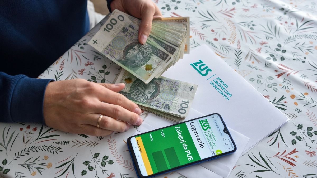 Stock Bart?omiej Magierowski
Fot. Bartlomiej Magierowski/East News. Wroclaw 8.11.2023. Zdjecie ilustracyjne - finanse, skladki ZUS. N/z: pieniadze, smartfon i strona logowania ZUS.
Bartlomiej Magierowski