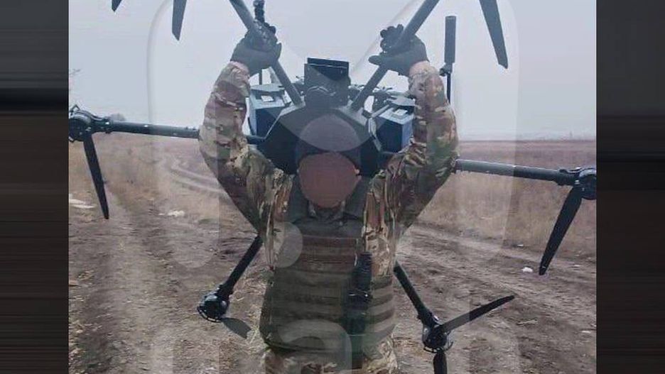 Ukraiński żołnierz z dronem "Baba Yaga".