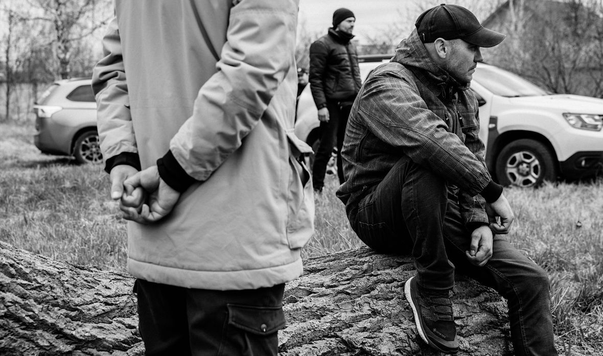 Oleksandr (po prawej) i jego brat czekają na ekshumację ciała ojca