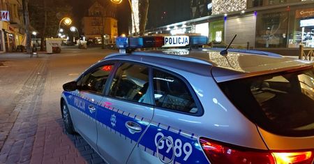 Krupówki. Zobaczyli napis na kartonie i wezwali policję. 25-latka ukarana