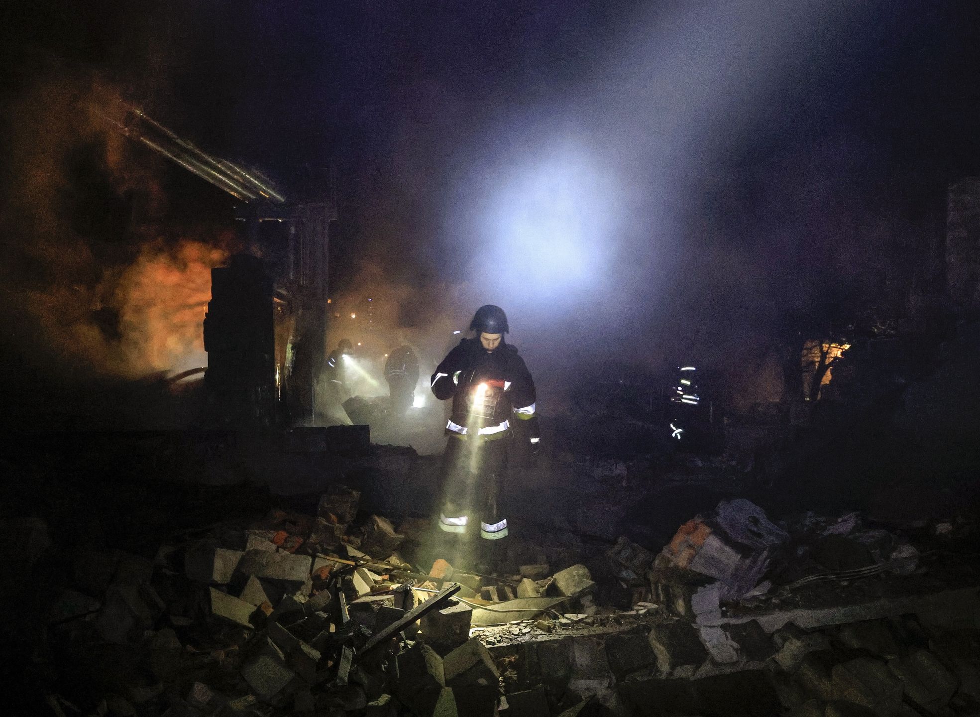 Ukrainian rescuers work at the site of drone strikes on a residential area in Kharkiv, northeastern Ukraine, late 26 March 2025 (issued 27 March 2025), amid the Russian invasion. A Russian large-scale drone attack on Kharkiv overnight injured at least 13 people, including two children, according to the Prosecutor General of Ukraine. Ukrainian air defenses shot down 42 of the 86 drones launched, with 26 others lost, according to the Air Force Command of Ukraine. EPA/SERGEY KOZLOV Dostawca: PAP/EPA.