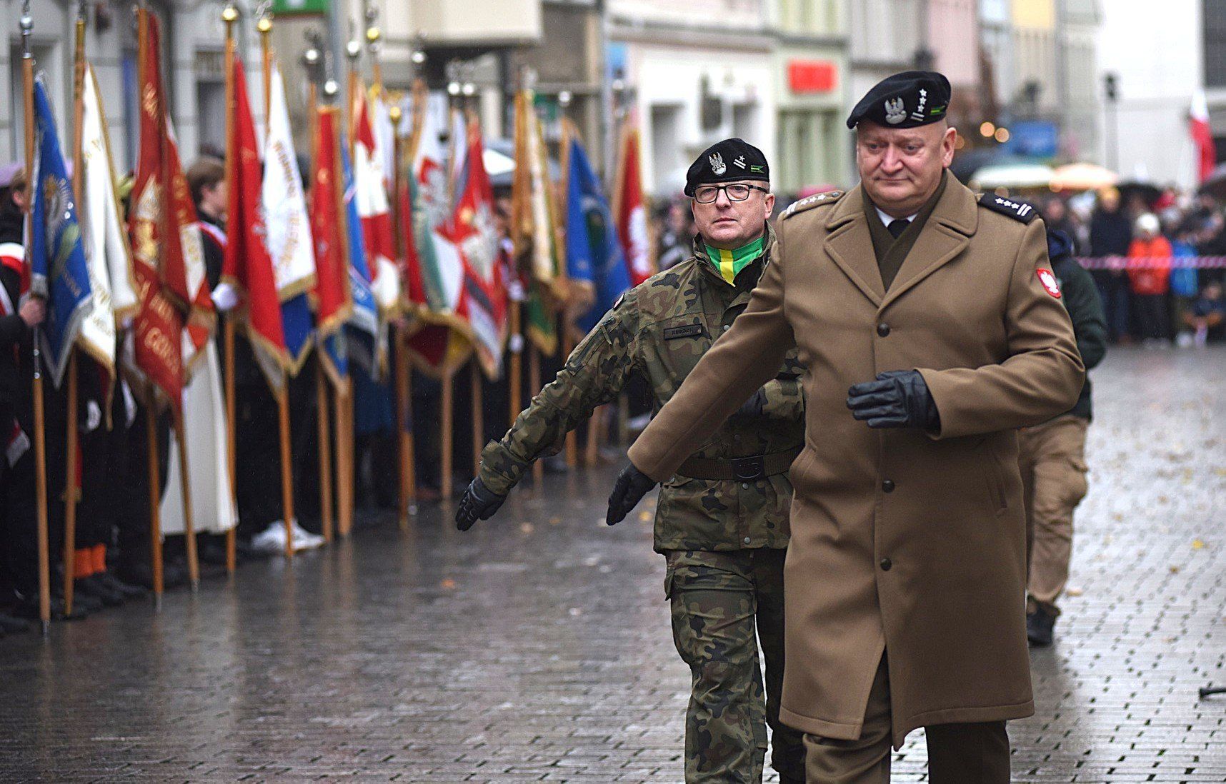 Zgromadzenie patriotyczne przy ratuszu w Zielonej Górze