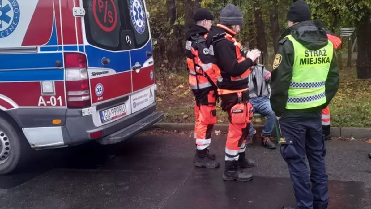 Osłabiony mężczyzna stał samotnie na ulicy w Gdańsku