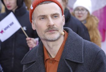 Skończył 45 lat. Prywatnie związany jest z siostrą znanej aktorki