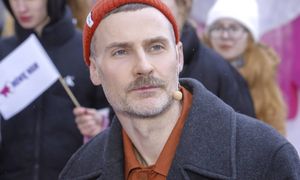 Skończył 45 lat. Prywatnie związany jest z siostrą znanej aktorki