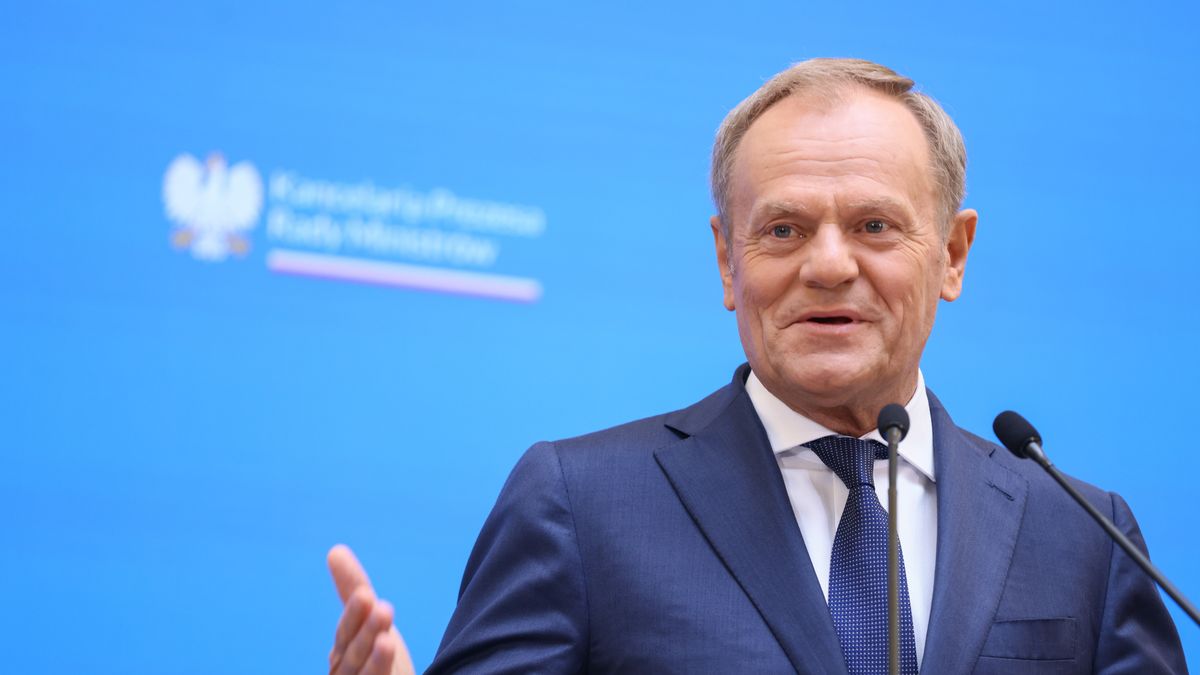 Warszawa, 20.05.2024. Premier Donald Tusk (P) podczas konferencji prasowej po spotkaniu z szefową Europejskiego Banku Inwestycyjnego Nadią Calvino w siedzibie KPRM w Warszawie, 20 bm. (jm) PAP/Leszek Szymański