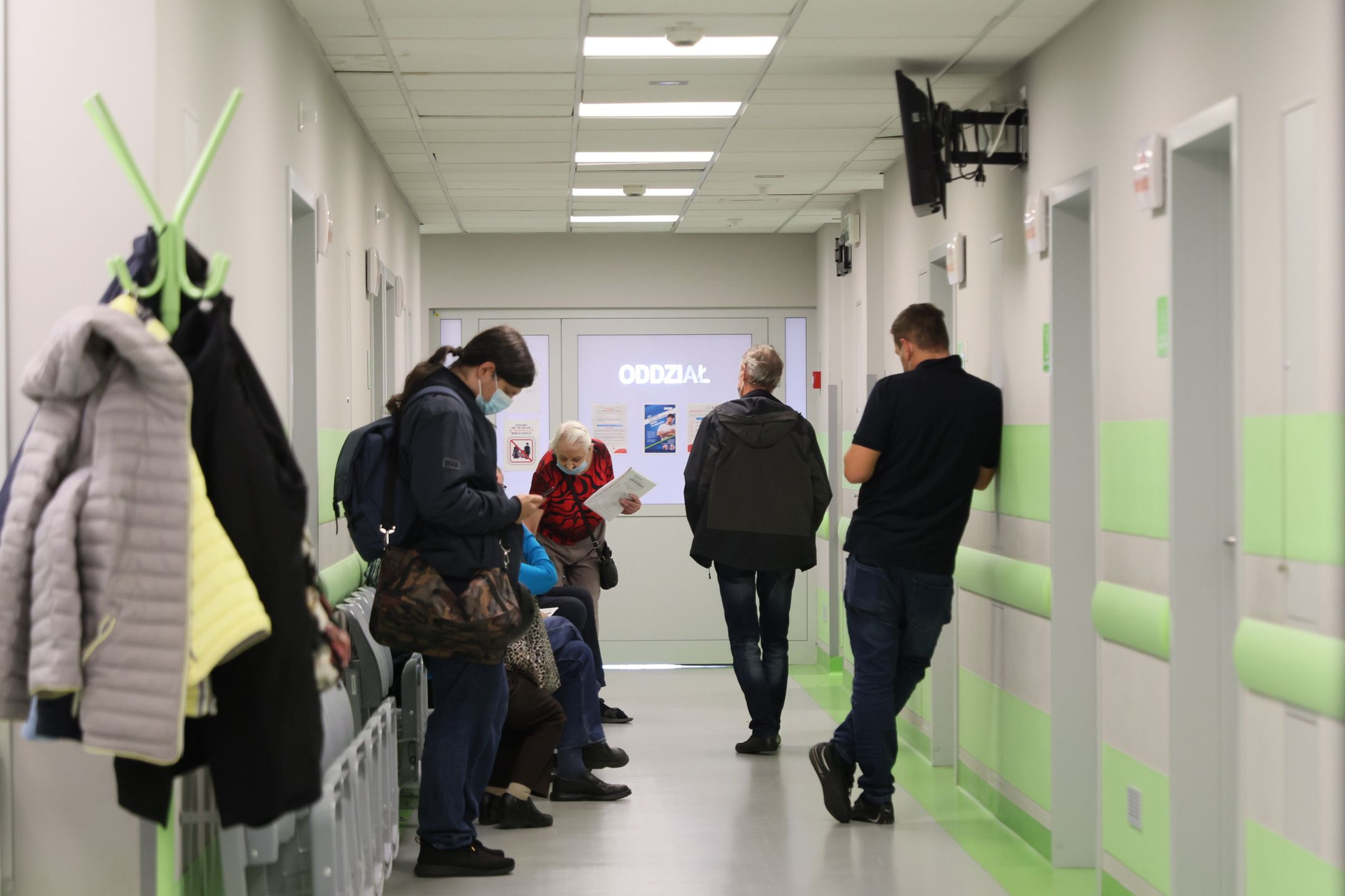 Osoby oczekuj�ce na szczepienie
Warszawa, 07.10.2022. Osoby oczekuj�ce na szczepienie czwart� dawk� przeciw COVID-19 na korytarzu w Cetralnym Szpitalu Klinicznym MSWiA w Warszawie, 7 bm. (ad) PAP/Leszek Szyma�ski
Leszek Szyma�ski
4 dawka, COVID 19, dawka, dawki, koronawirus, koronawirusa, maseczka, maseczki, maska ochronna, maski ochronne, oczekuj�cy, pacjenci, szczepienie, Cetralny Szpital Kliniczny, Ministerstwa Spraw Wewn�trznych i Administracji