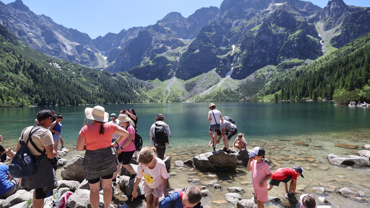 Morskie Oko, 02.07.2025. Turyści wypoczywają podczas wakacji przy Morskim Oku w Tatrach, 2 bm. Nad Polskę nadciągnęła fala upałów. IMGW wydał ostrzeżenia I i II stopnia przed upałem dla całego kraju. Ostrzeżeniem II stopnia objęto pas północno-wschodniej, centralnej i południowo-zachodniej Polski. (amb) PAP/Grzegorz Momot