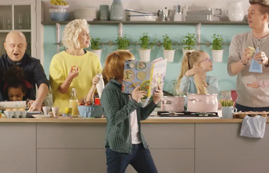 Rodzinna książka kulinarna w promocji sklepów Lidl (wideo)