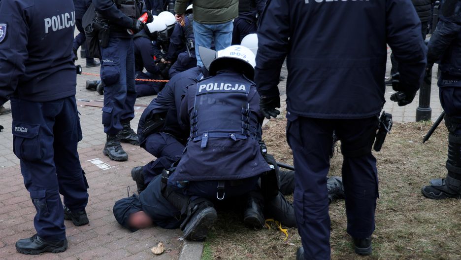 protest
Warszawa, 06.03.2024. Demonstracja rolnik�w w Warszawie, 6 bm. Rolnicy z ca�ej Polski kontynuuj� protesty. Ich powodem jest m.in. niedawna decyzja Komisji Europejskiej o przed�u�eniu bezc�owego handlu z Ukrain� do 2025 roku, a tak�e sprzeciw wobec prowadzonej przez Uni� Europejsk� polityce Zielonego �adu. (sko) PAP/Pawe� Supernak
Pawe� Supernak
bezc�owy handel, blokada, flagi Polski, manifestacja, marsz, miasta, miasto, polityka rolna, protestuj�cy, rolnicy, rolnik, rolnik�w, stolica, uczestnicy, uczestnik, UE, unijna, warszawa, zielony �ad