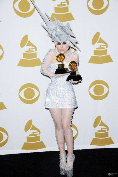 Lady Gaga w futurystycznym kostiumie - Grammy 2010