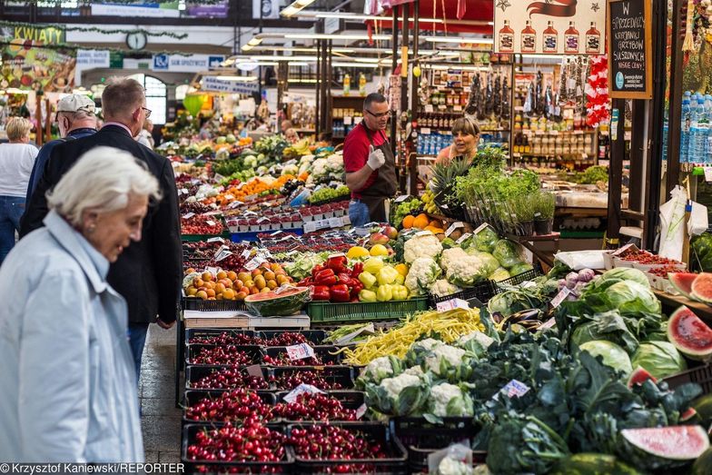 Z miesiąca na miesiąc topnieje siła nabywcza pensji. Wynagrodzenie minimalne spada w ciągu roku o kilkadziesiąt złotych