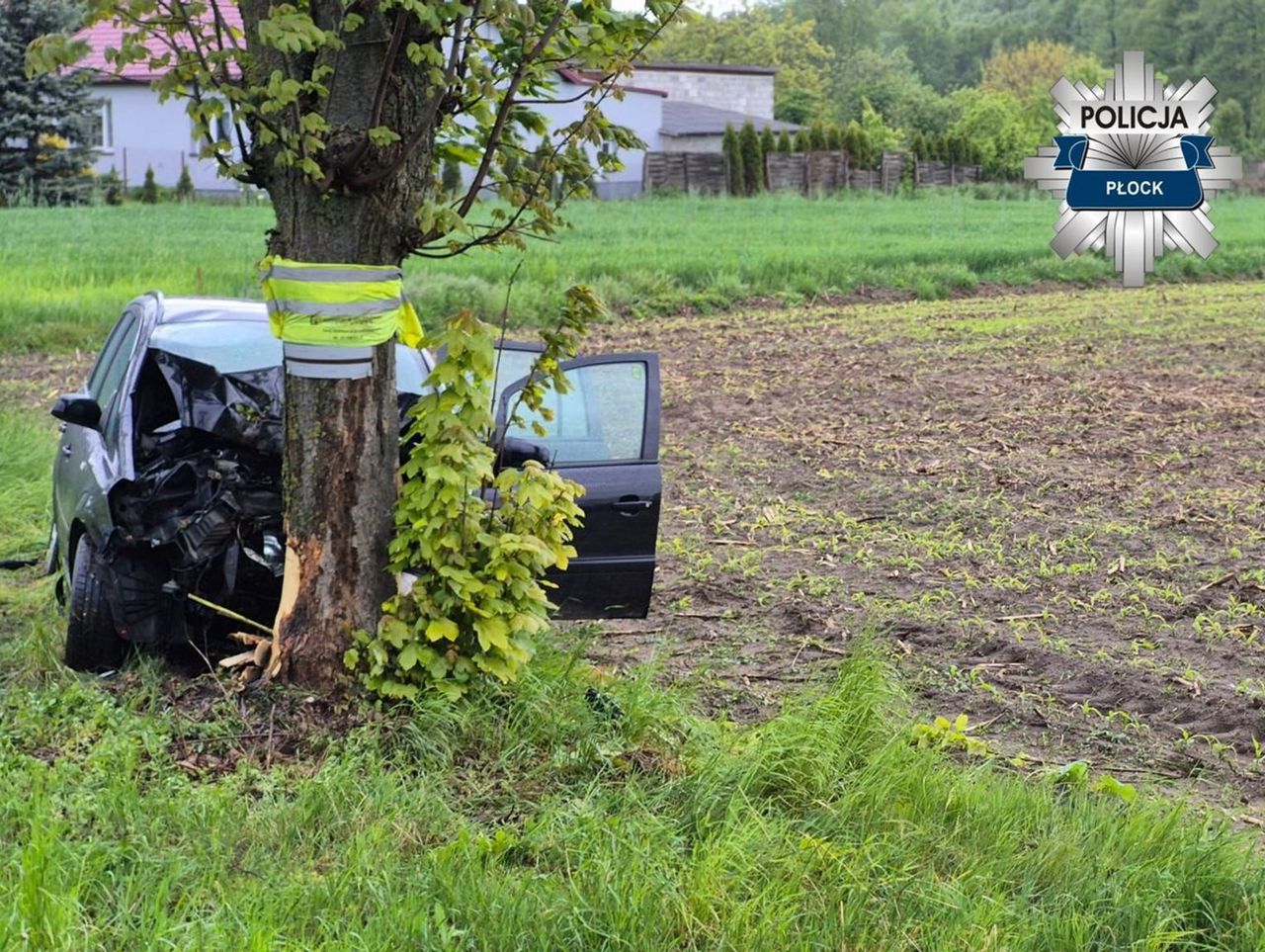 Opel uderzył w drzewo. Jedna osobo zginęła, dwie są ranne
