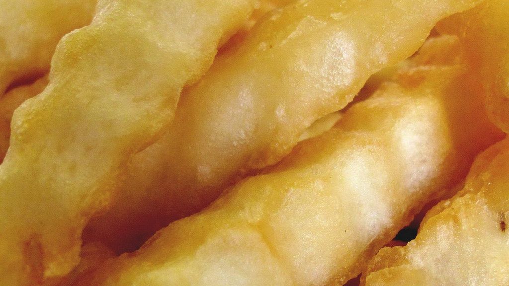 Przygotowane w piekarniku mrożone frytki karbowane lub proste z dodatkiem soli