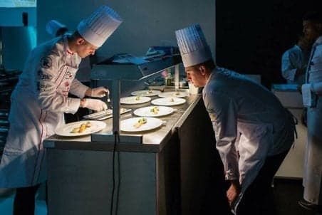 Dawid Grucel (od lewej) sprawdza przygotowane potrawy. Fot. materiały prywatne