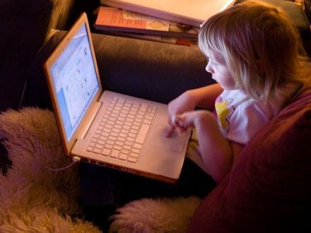 Naucz dziecko bezpiecznie korzystać z Internetu