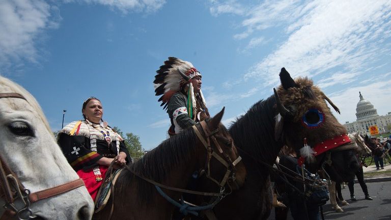 Indianie protestujący przeciwko naftowemu porozumieniu