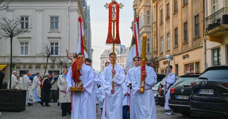 Nie zaśpij na rezurekcję. W tym roku rozpoczyna się godzinę wcześniej