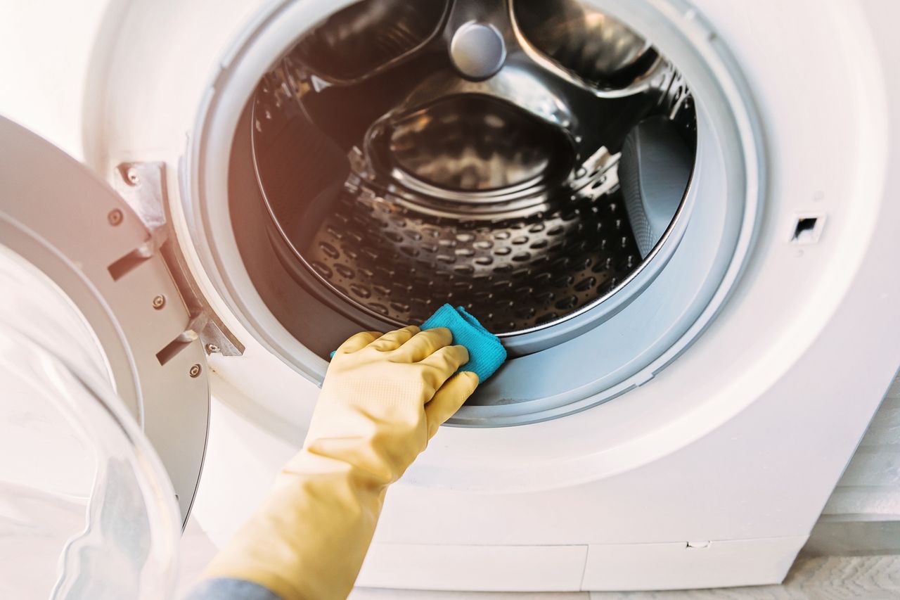 Jak skutecznie pozbyć się przykrego zapachu z pralki? 