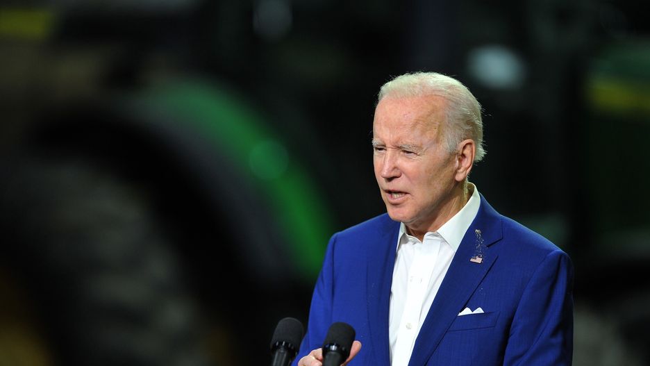 US President Joe Biden speaks to guest at POET Bioprocessing, in Menlo, Iowa, USA, 12 April 2022, as he presents his administration's projects for infrastructure improvements, offsetting oil cost increases due to the situation in Ukraine, and reducing costs for working families. Biden also lifted summertime restrictions on the sale of E15 bioethanol. EPA/STEVE POPE Dostawca: PAP/EPA.