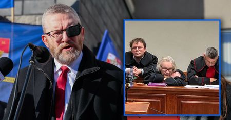 "Szczęść Boże, udaję się na salę rozpraw". Kulisy procesu Grzegorza Brauna