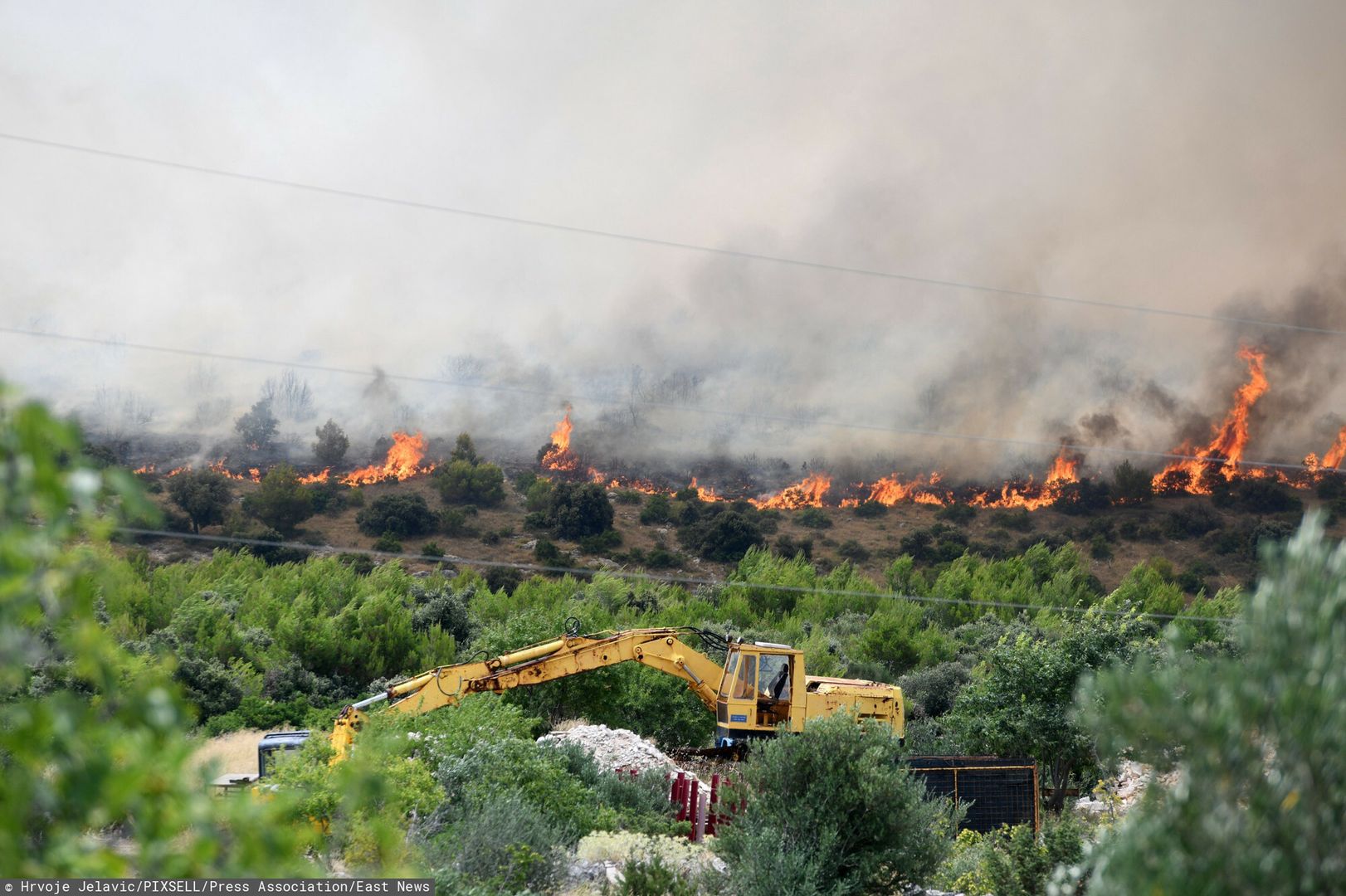 Po?ary w Chorwacji
A major fire broke out in Grebastica village in Sibenik, Croatia on July 13, 2023. 79 firefighters with 28 fire trucks, Sibenik Intervention Fire Brigade, three Canadair CL-415 firefighting aircraft, two Air Tractor firefighting aircraft are participating in the extinguishing. Photo: Hrvoje Jelavic/PIXSELL
Hrvoje Jelavic/PIXSELL