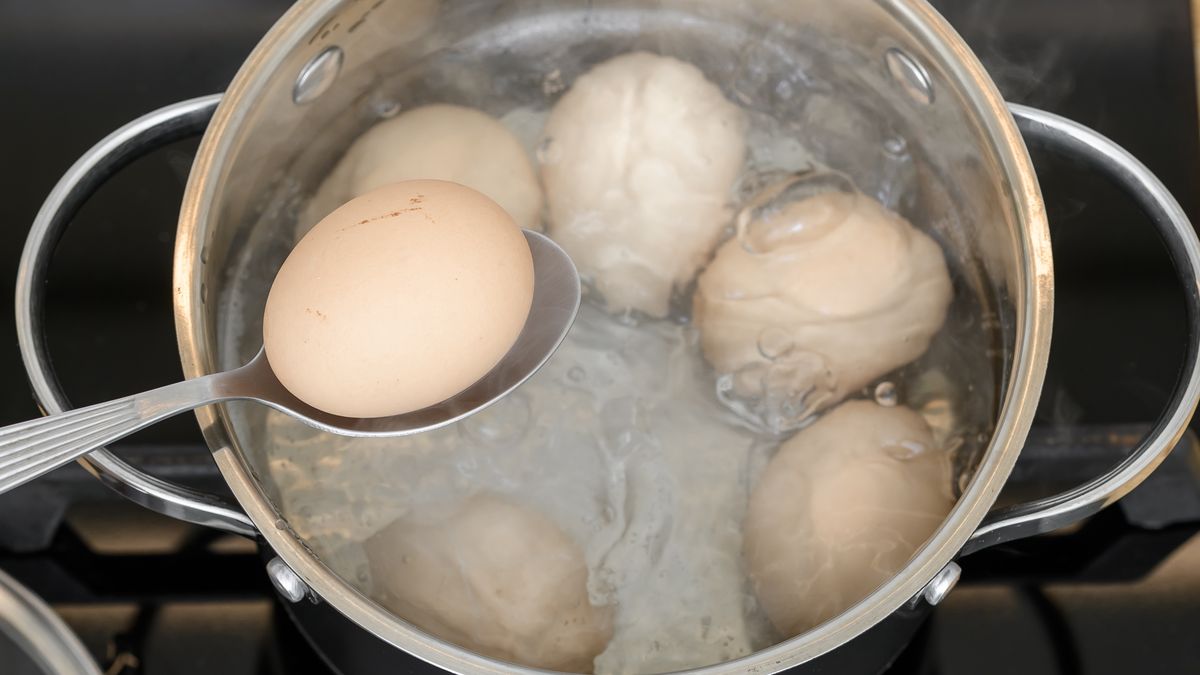 Jest prosty sposób, by idealnie ugotować jajka na twardo