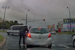 Wyrzuciła niedopałek papierosa przez okno. Reakcja kierowcy mogła być tylko jedna