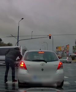 Wyrzuciła niedopałek papierosa przez okno. Reakcja kierowcy mogła być tylko jedna
