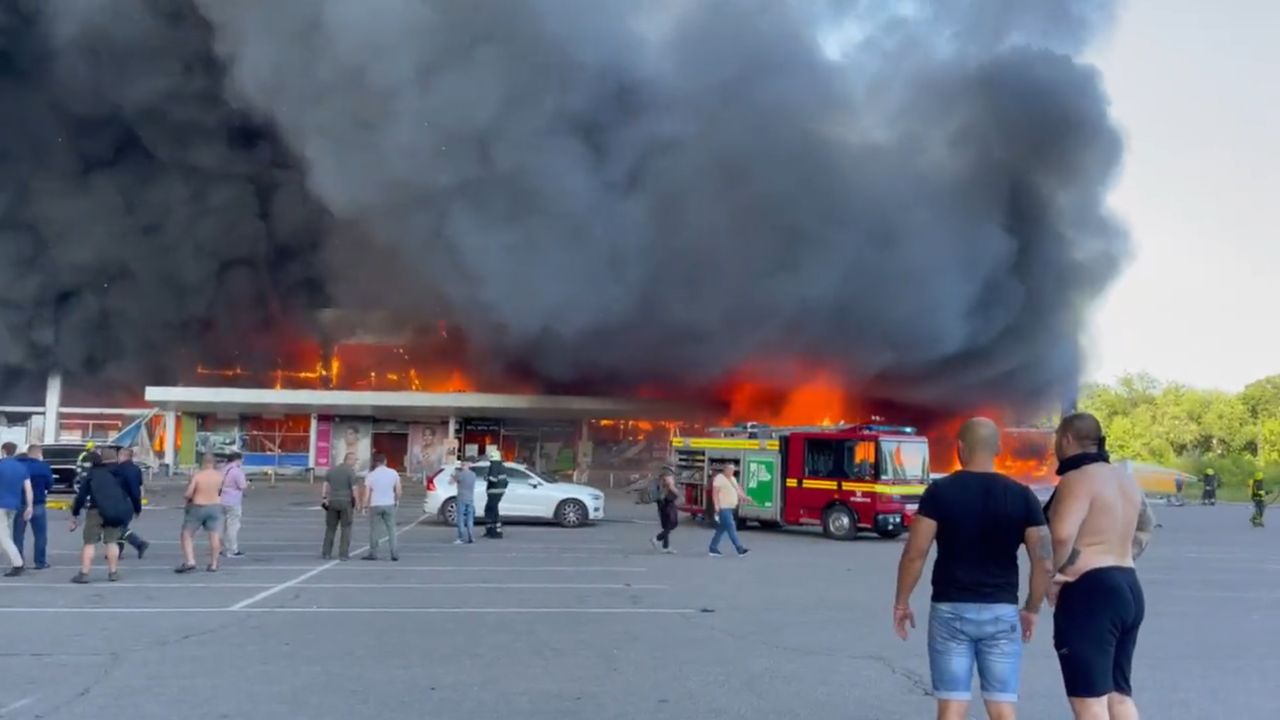 Koszmar w Krzemieńczuku. Rosjanie ostrzelali centrum handlowe. "Liczba ofiar nie do wyobrażenia"