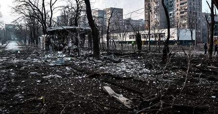300-metrowy grób. Rosjanie wydobywają ciała mieszkańców z ruin teatru w Mariupolu