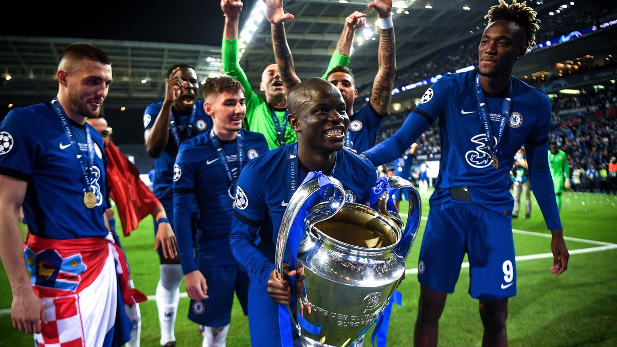 PAP/EPA / Manu Fernandez / POOL / Na zdjęciu: piłkarze Chelsea FC z pucharem