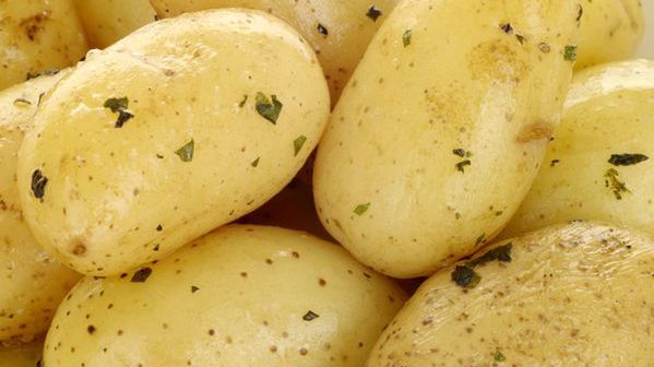 Ziemniaki w mundurkach przygotowane w mikrofalówce bez dodatku soli