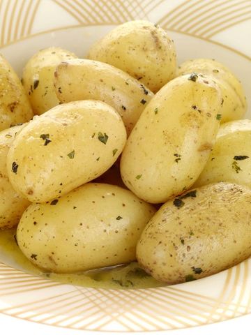 Ziemniaki w mundurkach przygotowane w mikrofalówce bez dodatku soli
