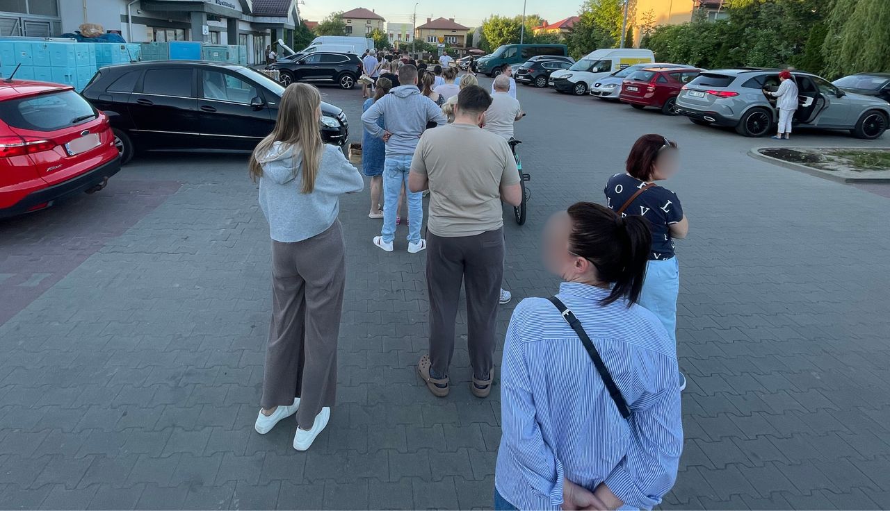 Było tuż przed 20:00. Podjechał biały bus. Ludzie aż się rzucili