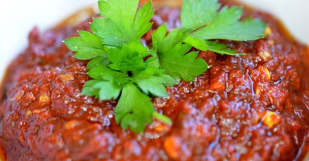 Lepiej zrób więcej, bo sąsiadki będą ci podkradać te słoiczki. Bałkańska pasta z pomidorów i papryki
