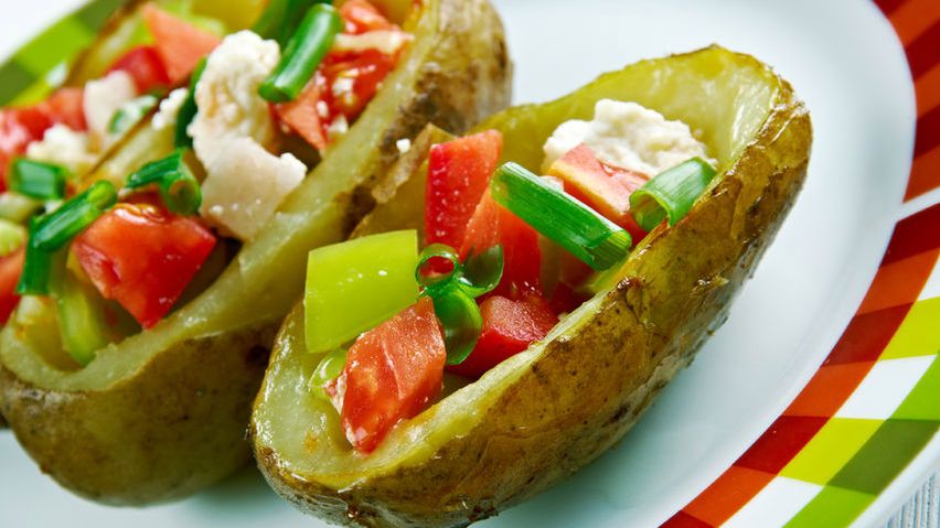 Skórki ziemniaczane przygotowane w mikrofalówce bez dodatku soli