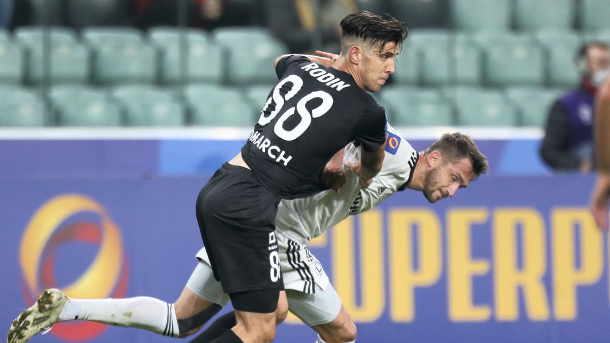 PAP / Leszek Szymański / Na zdjęciu: Matej Rodin i Tomas Pekhart walczą o piłkę