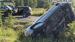 Czubajowizna: Zderzenie Mercedesa z Toyotą. Auto dachowało w przydrożnym rowie