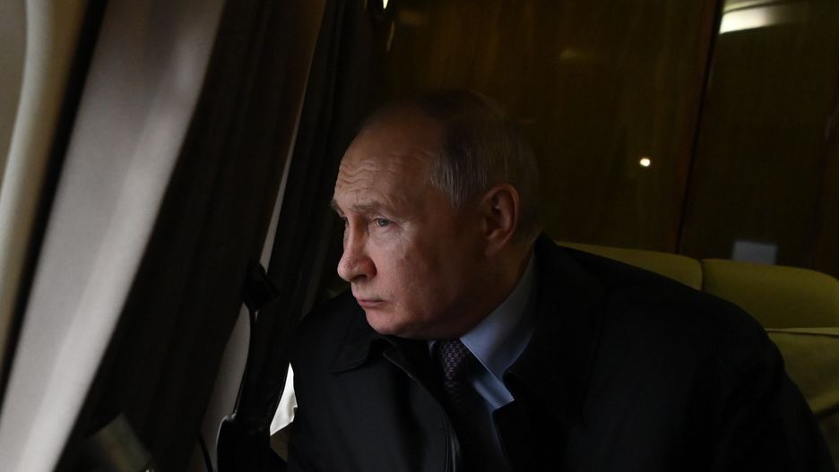 Russian President Vladimir Putin looks out of a plane window during the flight to the center for the construction of large-tonnage offshore structures (CSCMS) of Novatek-Murmansk company in the village of Belokamenka in the Murmansk region, Russia 20 July 2023. EPA/ALEXANDER KAZAKOV / SPUTNIK / KREMLIN POOL Dostawca: PAP/EPA.