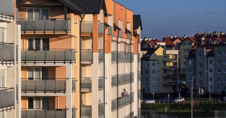 Mieszkania bez gruntu, mieszkańcy bez ksiąg wieczystych. Gigantyczny problem