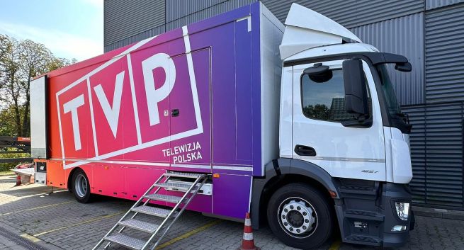 Wozy transmisyjne TVP także w różowo-fioletowych barwach