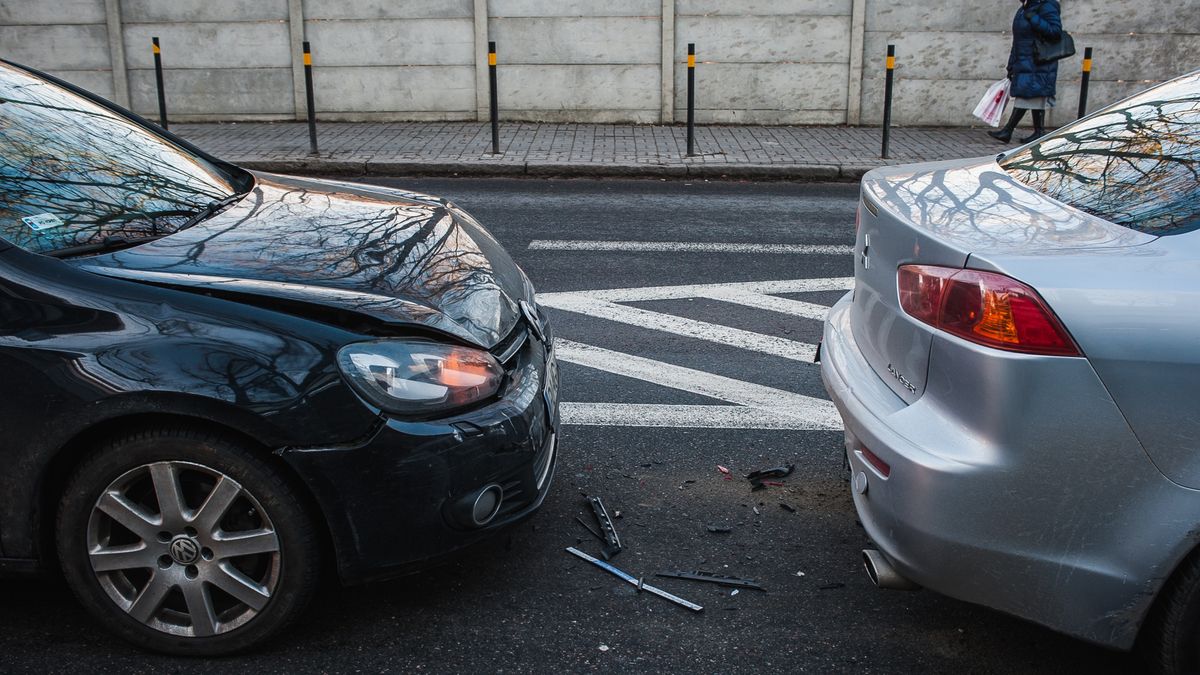 Jeśli kierowca ucieknie z miejsca zdarzania, powinno się wezwać służby, a nie ruszać w pościg za nim - zdjęcie poglądowe