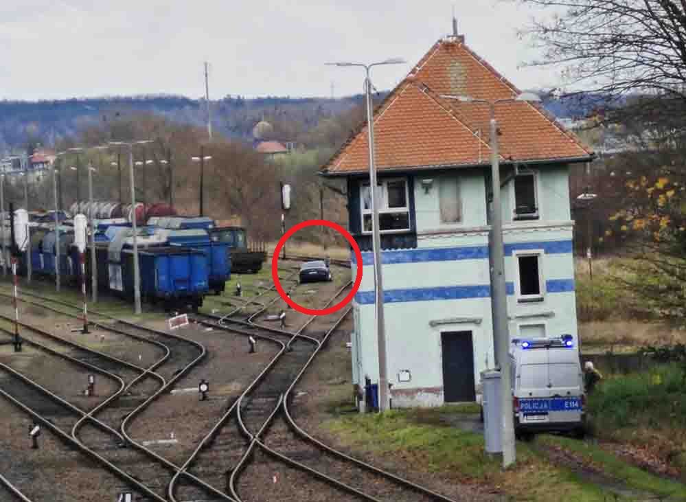Gorzów Wielkopolski: Kierujący Audi zasłabł i zjechał na torowisko