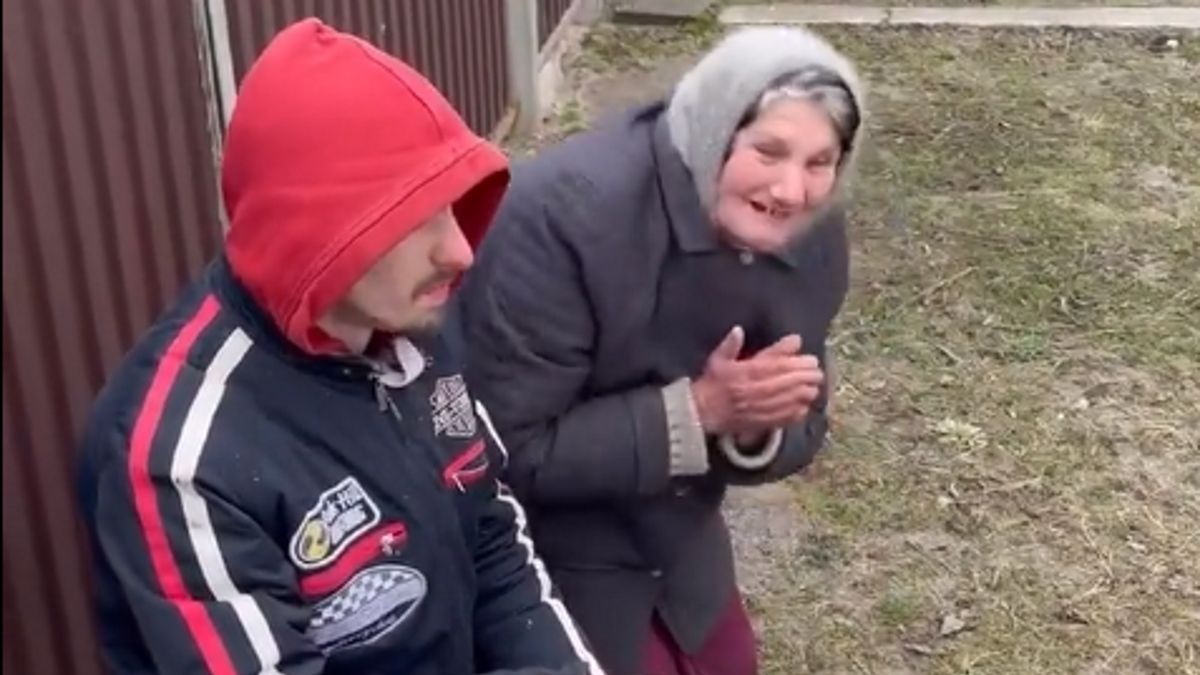 Ukrainka rzuciła się na kolana