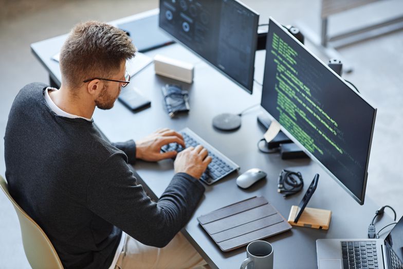 Programista; informatyk; inżynier IT; branża IT