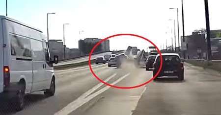 Przerażający wypadek radiowozu. Policja komentuje nagranie z Warszawy