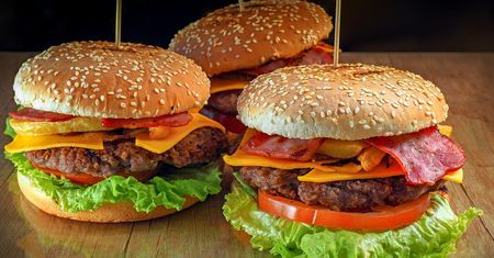 Sztuczki z reklam jedzenia. To dzięki nim hamburger wygląda tak dobrze